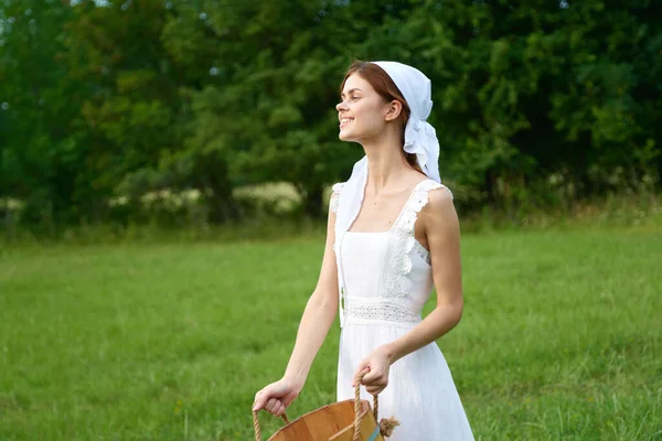 Kvinna i vit klänning i byn utomhus Grönt gräs Jordbrukare — Stockfoto