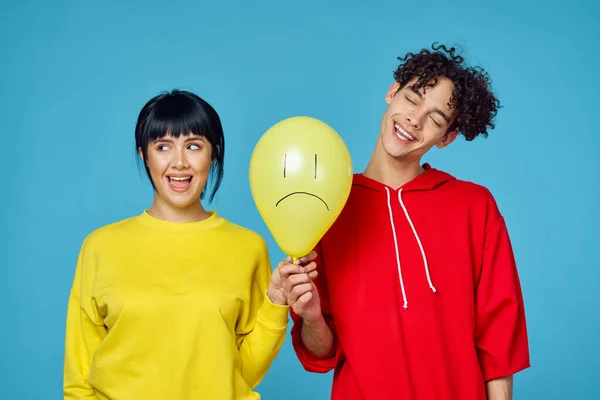 Joven pareja en moda ropa posando juntos emociones estilo de vida — Foto de Stock