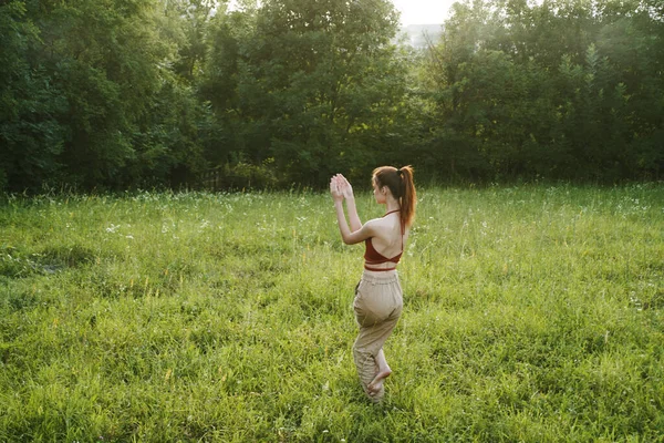 Mujer ejerciendo al aire libre libertad verano naturaleza recreación — Foto de Stock