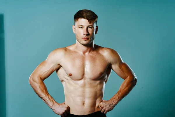 Homem desportivo bonito com corpo bombeado aptidão treino — Fotografia de Stock
