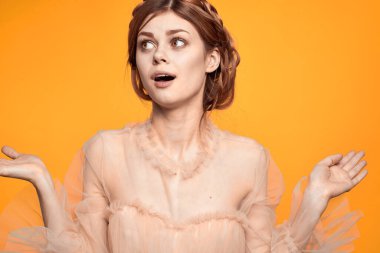 Neşeli kadın jestleri elleri kozmetik moda saç stili sarı arka plan pozu