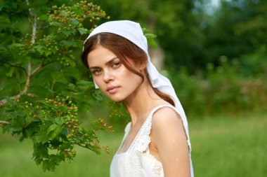 Bahçenin kırsal kesimlerinde neşeli bir kadın doğa.