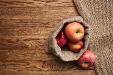 Tahta masadaki elmalar vitaminler taze meyveler organik