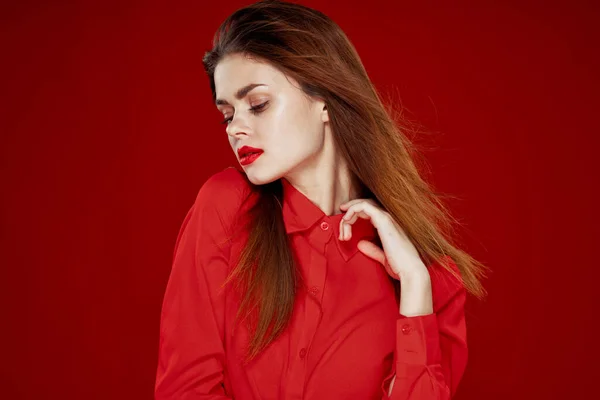 Mulher com cabelo vermelho moda posando camisa vermelha glamour — Fotografia de Stock