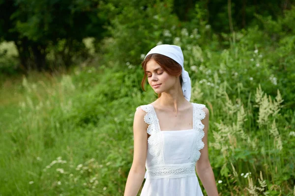 Žena v bílých šatech ve vesnici venku Zelená tráva Farmář — Stock fotografie