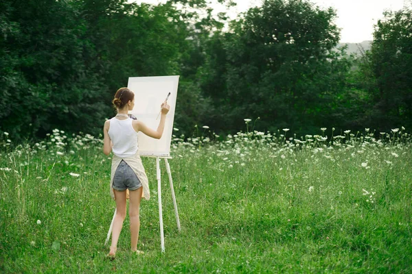 Kobieta artystka w fartuchy paleta sztalugi natura — Zdjęcie stockowe