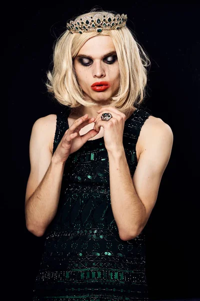 Man i kvinnors klänning peruk makeup poserar bisexuell — Stockfoto