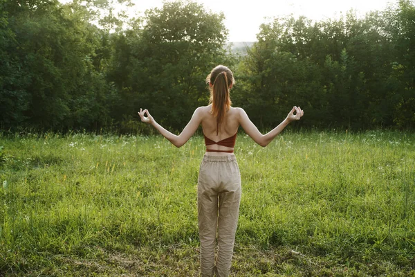 Donna in un campo all'aperto meditazione estiva aria fresca — Foto Stock