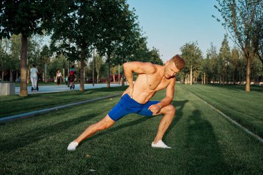 Parkın spor salonunda sporcu antrenmanı.