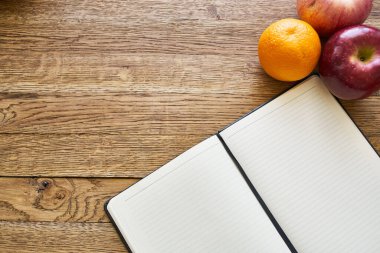 Kuru kahvaltı gevrekleri not defterleri diyet ahşap arka plan