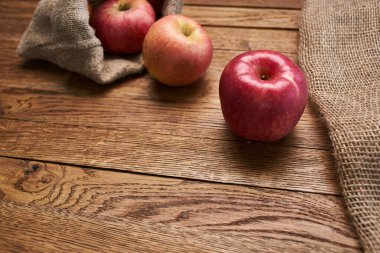 Tahta masadaki elmalar vitaminler taze meyveler organik