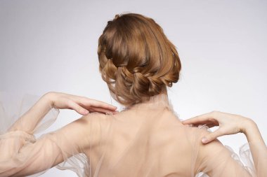 Çekici bir kadının portresi. Hayat tarzı, romantik ışık arka planı.