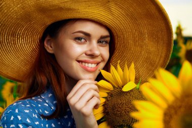 Ayçiçeği tarlasında yürüyüş doğa cazibesi açık hava aktiviteleri