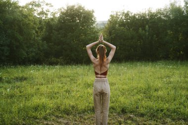 Açık havada bir kadın yaz meditasyonu temiz hava
