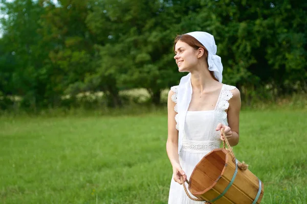 Kadın bahçenin kırsal kesimlerinde ekoloji alanında.