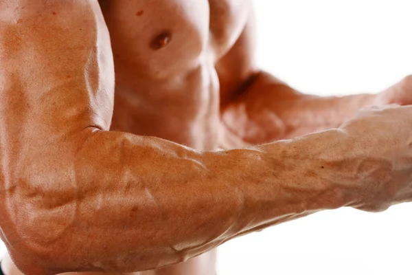 Uomo con un corpo pompato muscolo primo piano allenamento culturisti — Foto Stock