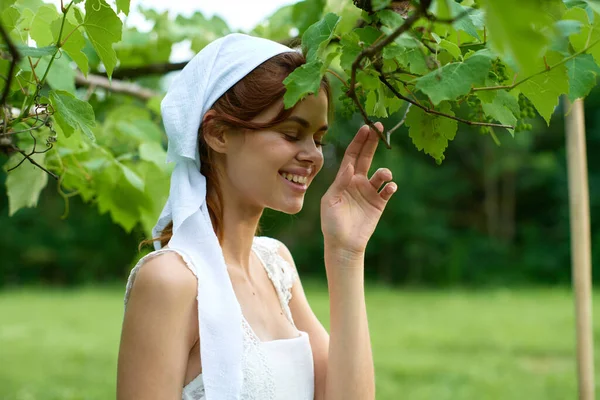 Femme avec bandeau blanc campagne nature jardin agriculture — Photo