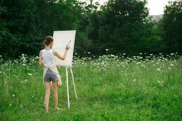 Vrouw kunstenaar in schorten verf palet ezel natuur — Stockfoto