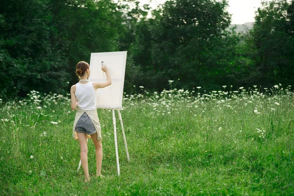 Mulher artista em aventais pintura paleta cavalete natureza — Fotografia de Stock