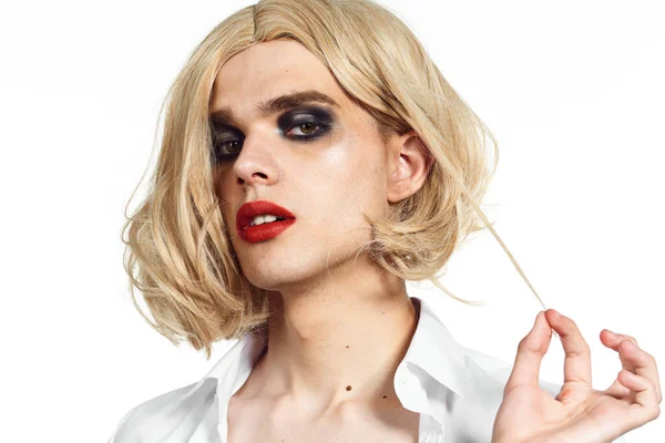 Homem em mulheres vestido peruca maquiagem posando bissexual — Fotografia de Stock