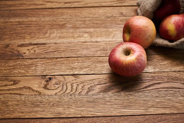 Tahta masadaki elmalar vitaminler taze meyveler organik