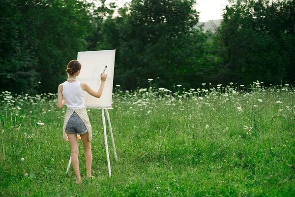 Donna artista in grembiuli vernice tavolozza cavalletto natura — Foto Stock