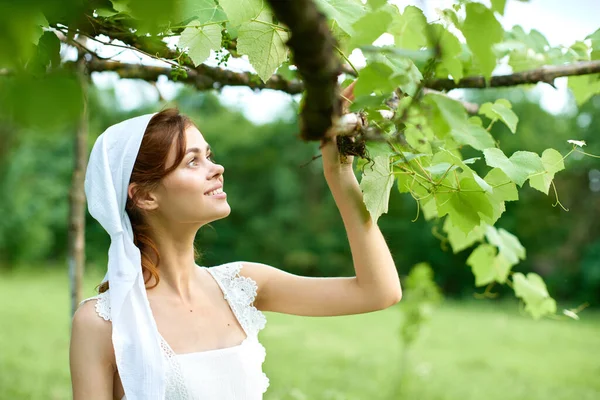 Femme gaie en plein air dans le jardin campagne écologie nature — Photo