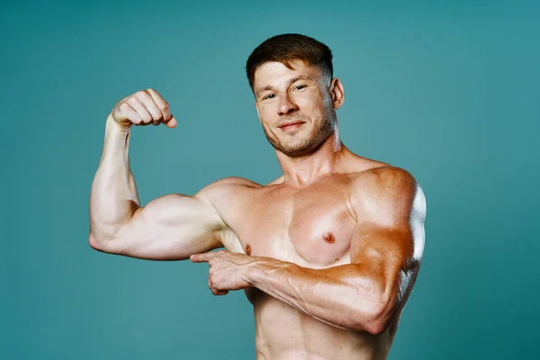 Atletische man met opgepompte buikspieren training spieren motivatie bodybuilding — Stockfoto