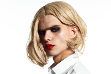 Peruk Kadınları Kozmetik Bölümü 'nde erkek.