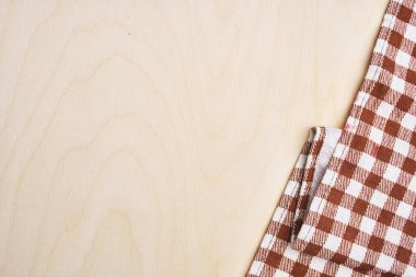 Kareli masa örtüsü. Hafif, ahşap masa. Mutfak iç mimarisi.