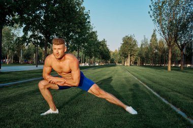 Parkın spor salonunda sporcu antrenmanı.