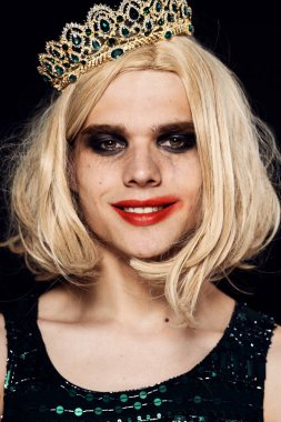 Kadın elbiseli erkek biseksüel pozu veren peruk makyajı.