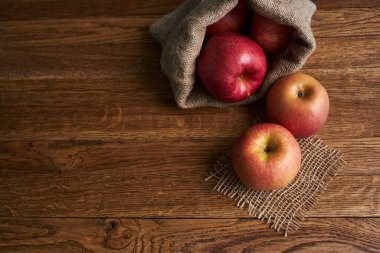 Tahta masadaki elmalar vitaminler taze meyveler organik