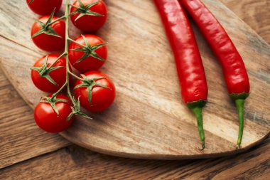 Kiraz domatesleri sıcak biber salata malzemeleri taze yemek.