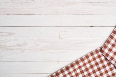 ekose masa örtüsü ahşap doku mutfak dekorasyonu tasarımı