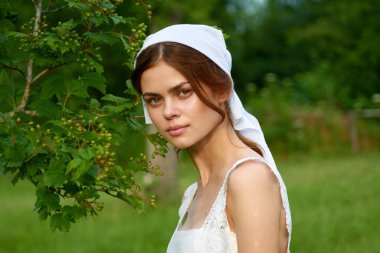 Kadın bahçenin kırsal kesimlerinde ekoloji alanında.