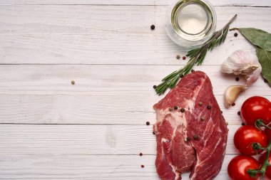 Biftek, kiraz, domates, biberiye, mutfak malzemeleri.