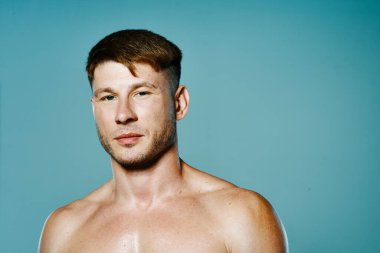 Havalı vücut egzersizi yapan yakışıklı sporcu.