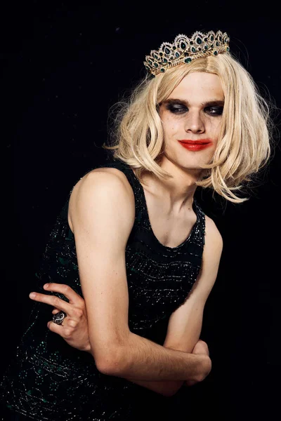 Homem em mulheres vestido peruca maquiagem posando bissexual — Fotografia de Stock