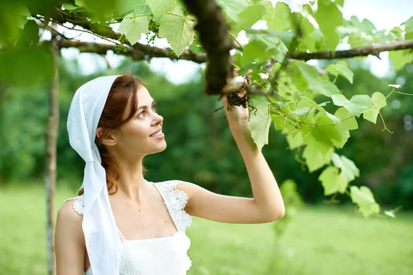Kvinna i vit klänning landsbygd by natur ekologi — Stockfoto
