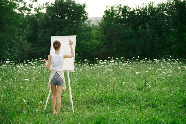 Mujer artista dibujo naturaleza picnic hobby creativo —  Fotos de Stock