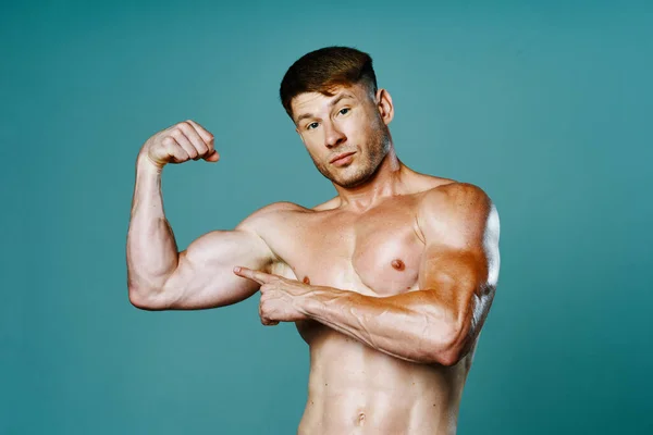 Wysportowany mężczyzna z pompowanym mięśnie brzucha trening motywacja kulturystyka — Zdjęcie stockowe