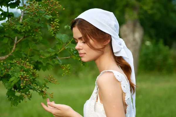 Žena v bílých šatech venkov vesnice příroda ekologie — Stock fotografie