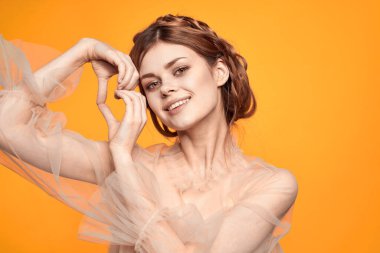 Güzel kadın saç stili eğlencesi kozmetik moda izole edilmiş arka plan