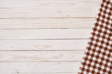 ekose masa örtüsü ahşap doku mutfak dekorasyonu tasarımı