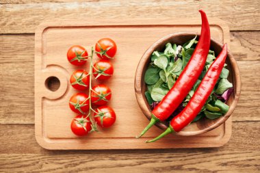 Kiraz domatesleri sıcak biber salata malzemeleri taze yemek.