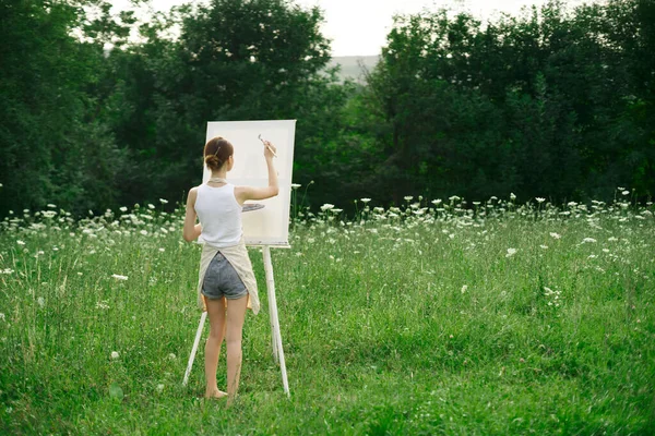 Женщина-художник рисует хобби для пикника на природе — стоковое фото