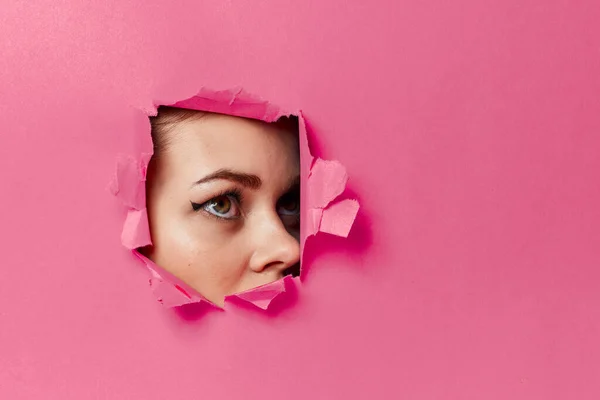 明るい女性のポスター穴ピンクの背景と赤い唇 — ストック写真