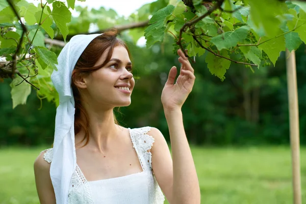 Femme en robe blanche dans le village à l'extérieur Herbe verte Agriculteur — Photo