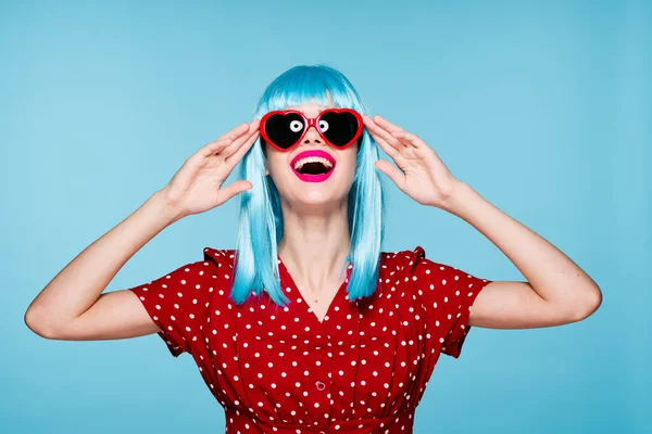 Emocjonalna kobieta niebieski peruka okulary pozowanie moda — Zdjęcie stockowe